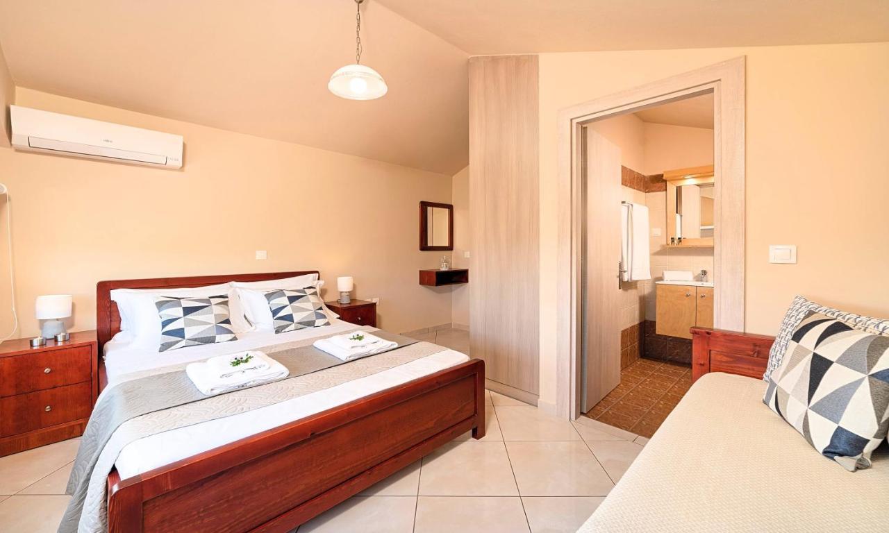Aqua Blue Villas With Heated Pool Mathés Екстериор снимка