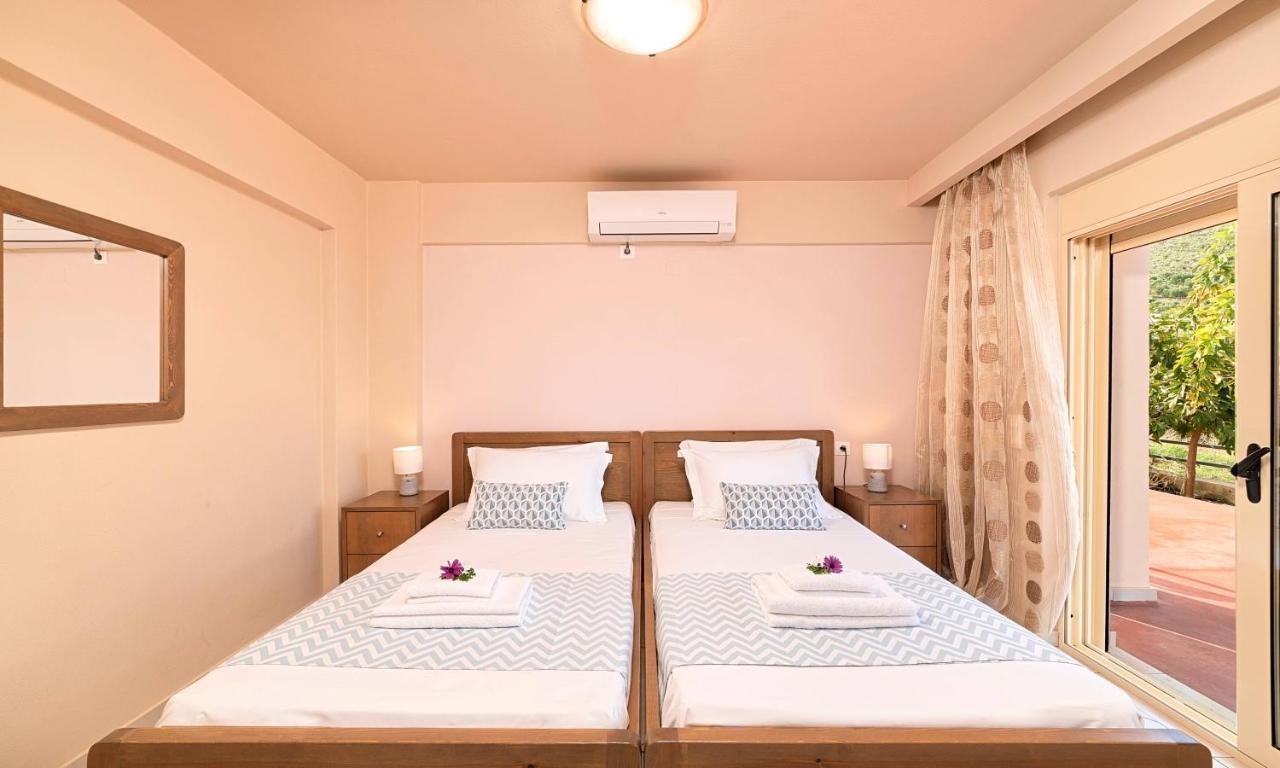 Aqua Blue Villas With Heated Pool Mathés Екстериор снимка